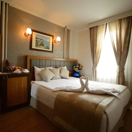 Anzac Hotel 3*