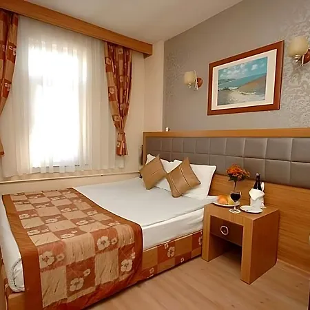 Anzac Hotel 3*