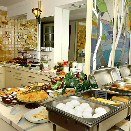 Anzac Hotel 3*